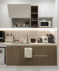 Tủ bếp đẹp tông màu trắng nâu theo phong cách wabi sabi