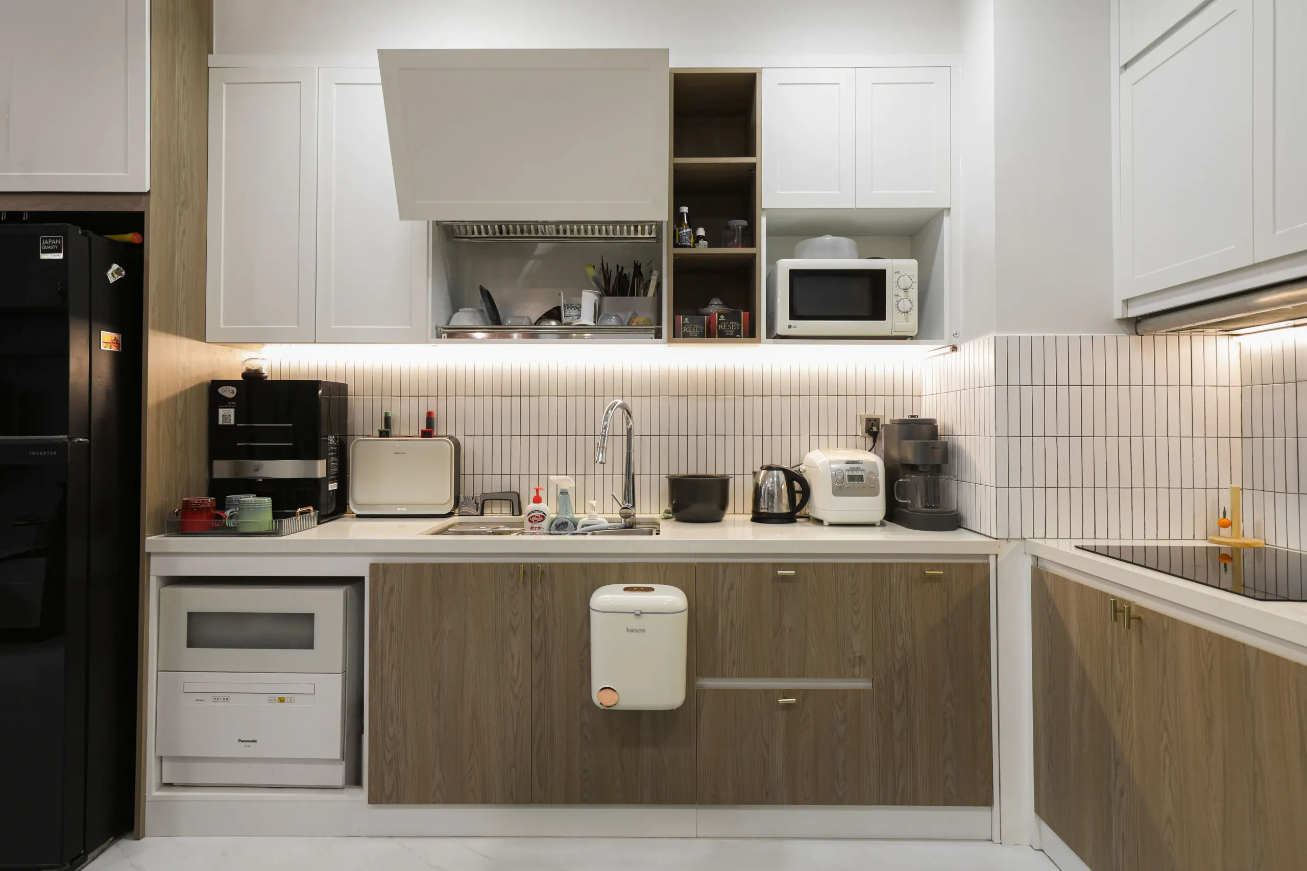 Tủ bếp đẹp tông màu trắng nâu theo phong cách wabi sabi